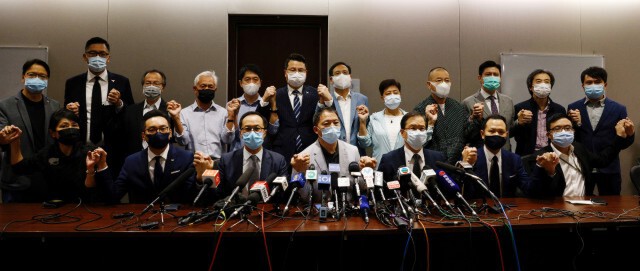ส.ส.ฝ่ายค้านฮ่องกงยกทีมออก หลัง 4 คนถูกขับพ้นสภา