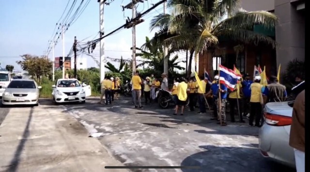 โห่ไล่ "ธนาธร"ช่วยผู้สมัครนายกอบจ.นครศรีฯหาเสียง