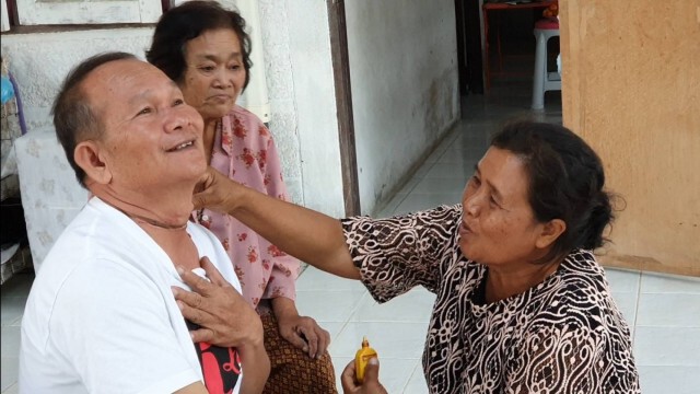 พบเถาวัลย์พันสายไฟย้อยถนนหวั่นเกิดเหตุซ้ำพันคอลุงขี่ จยย.