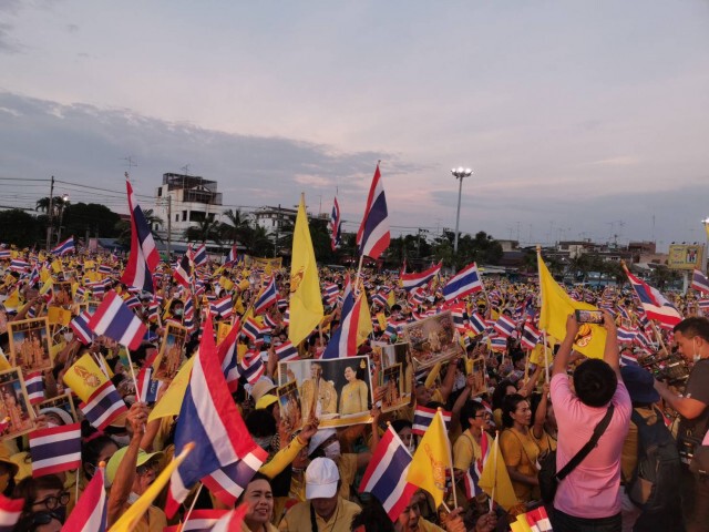 "บิณฑ์-ไทด์" รวมพลังชาวชลบุรีปกป้องสถาบัน พร้อมเรียกร้องให้รัฐดำเนินคดีกับผู้จาบจ้วง!