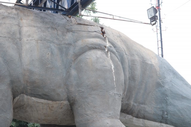 พบรอยแยกลุงไดโน่ขยายกว้าง ผู้ว่าชงรื้อออกหวั่นอันตราย