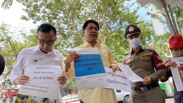 ยื่นตร. เอาผิด 'เลขาคปส.' ขู่รัฐประหาร