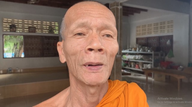 หลวงพ่อเปิดลานวัดให้ชาวบ้านตากข้าว