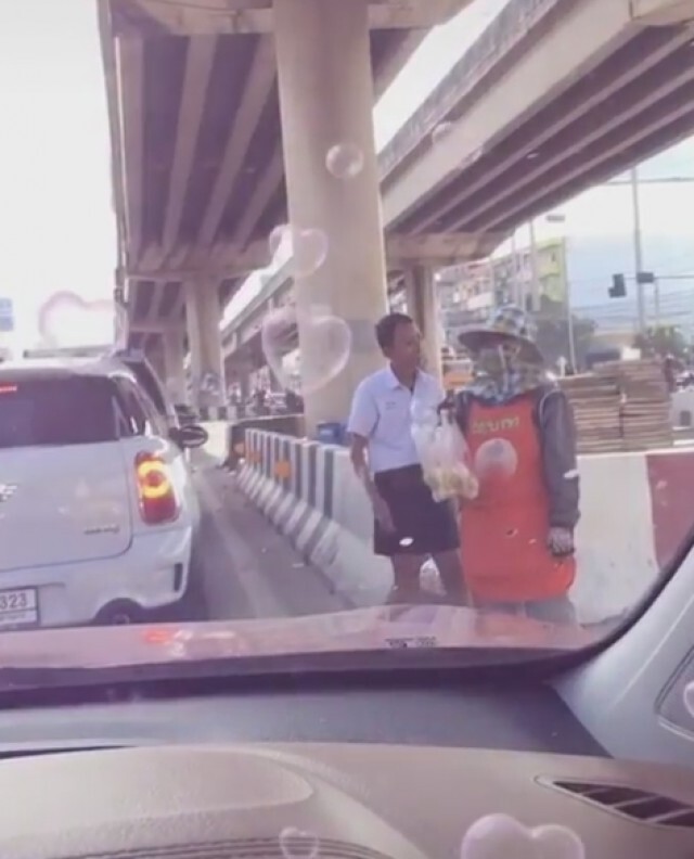 ชาวเน็ตเอ็นดู แม่ลูกยืนขายของหัวเราะคิกคัก