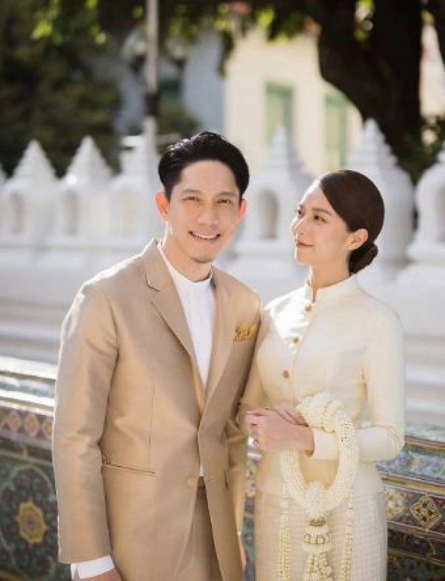 "ปั๊บ" ควงว่าที่เจ้าสาว "ใบเตย" เข้ารับพระราชทานน้ำสังข์จากสมเด็จพระสังฆราชฯ