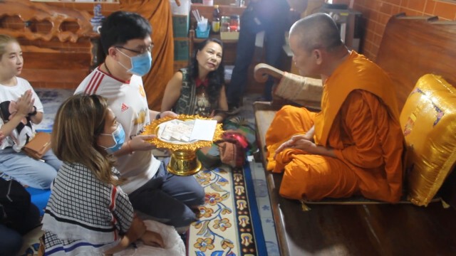 สาวเชียงใหม่สุดเฮง หอบเงิน3 แสนแก้บน "ไอ้ไข่" วัดบรมธาตุ หลังถูกหวยสิงคโปร์ รับเงินกว่าล้านบาท