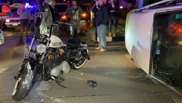 กู้ชีพฯสุดยื้อชีวิต!! 'ฮาเล่ย์'ฝ่าไฟแดงพุ่งชนรถตู้สนั่นแยกสุคนธสวัสดิ์