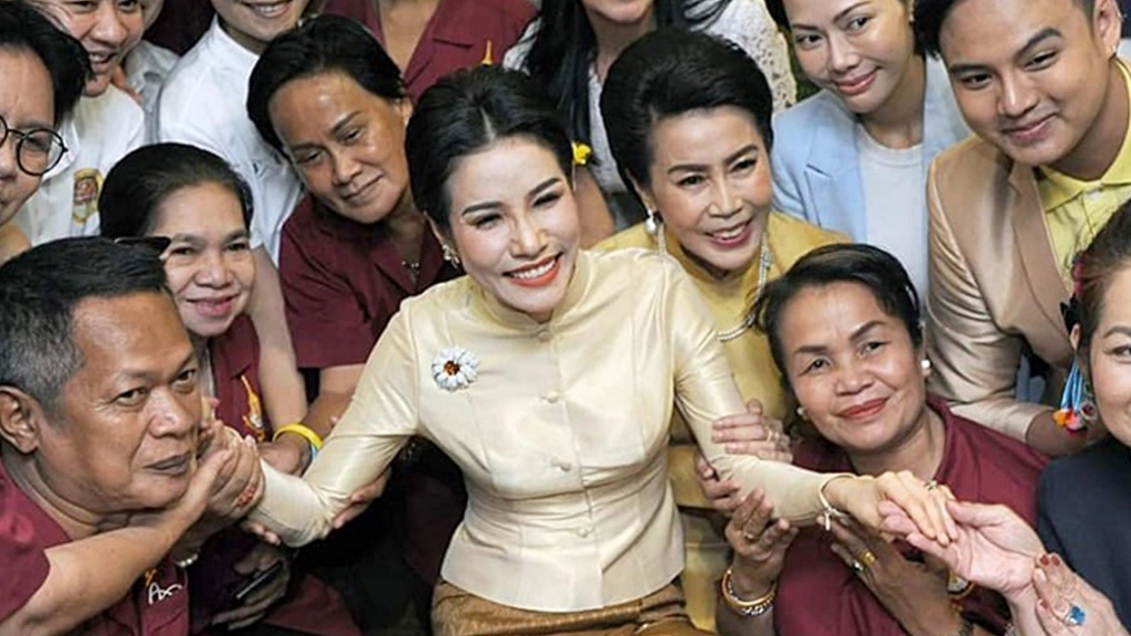เจ้าคุณพระสินีนาฏฯ ถวายผ้าไตรวัดไตรมิตรฯ ทักทาย-ถ่ายรูปกับประชาชนใกล้ชิด เจ้าคุณพระสินีนาฏฯ ถวายผ้าไตรวัดไตรมิตรฯ ทักทาย-ถ่ายรูปกับประชาชนใกล้ชิด