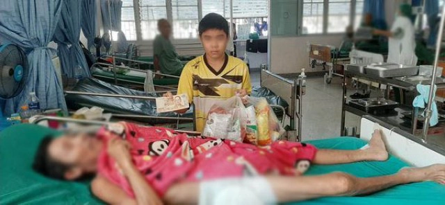 เห็นแล้วจุกอก! ลูกกตัญญู ยอมขาดสอบ นอนเฝ้าพ่อป่วยติดเตียงที่ รพ.