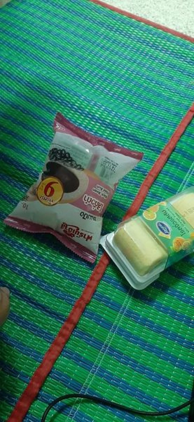 เห็นแล้วจุกอก! ลูกกตัญญู ยอมขาดสอบ นอนเฝ้าพ่อป่วยติดเตียงที่ รพ.