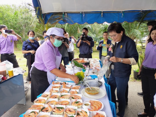 "คุณหญิงกัลยา" จับกุ้งสมาร์ทฟาร์ม ได้ผลดีเยี่ยม