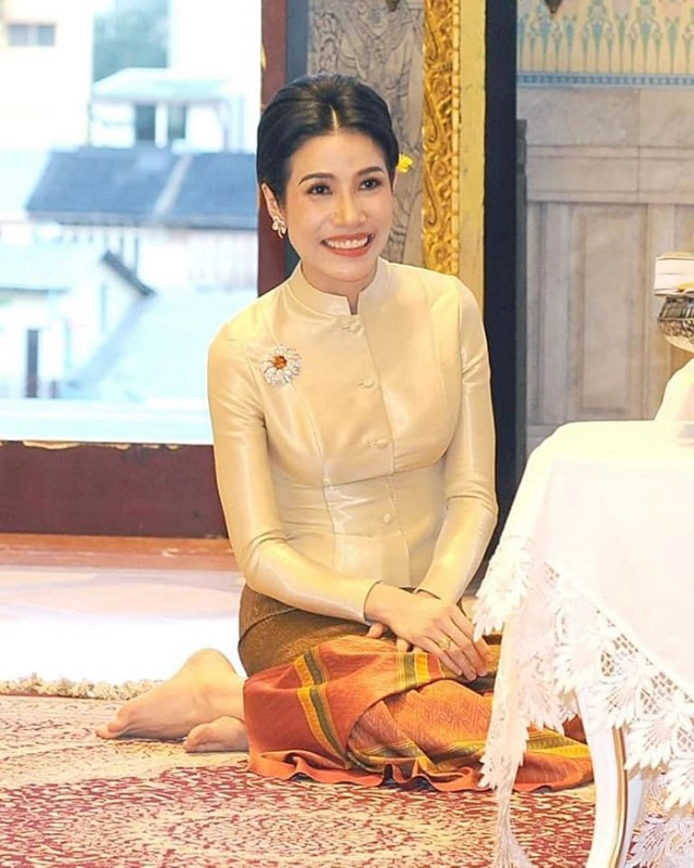 เจ้าคุณพระสินีนาฏฯ ถวายผ้าไตรวัดไตรมิตรฯ ทักทาย-ถ่ายรูปกับประชาชนใกล้ชิด