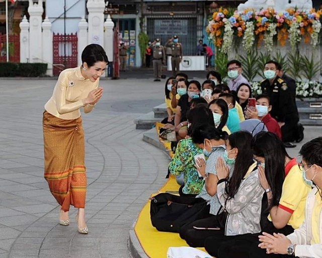 เจ้าคุณพระสินีนาฏฯ ถวายผ้าไตรวัดไตรมิตรฯ ทักทาย-ถ่ายรูปกับประชาชนใกล้ชิด