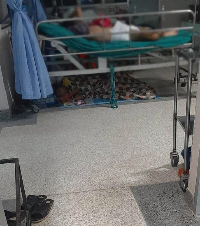 เห็นแล้วจุกอก! ลูกกตัญญู ยอมขาดสอบ นอนเฝ้าพ่อป่วยติดเตียงที่ รพ.