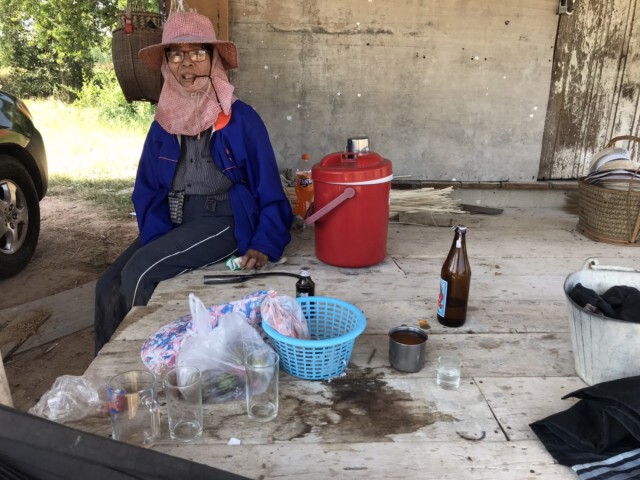 เพื่อนบ้านช่วยกันเกี่ยวข้าว ดื่มเหล้าขาวเมาใช้ไม้ทุบหัวดับ
