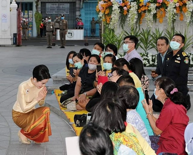 เจ้าคุณพระสินีนาฏฯ ถวายผ้าไตรวัดไตรมิตรฯ ทักทาย-ถ่ายรูปกับประชาชนใกล้ชิด