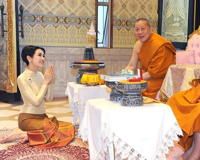 เจ้าคุณพระสินีนาฏฯ ถวายผ้าไตรวัดไตรมิตรฯ ทักทาย-ถ่ายรูปกับประชาชนใกล้ชิด
