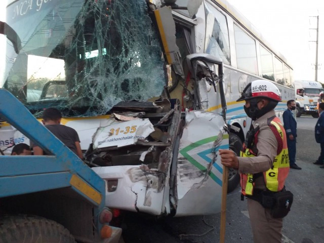 ชน 3 คันรวดบนถนนมิตรภาพ เจ็บ 3 ราย