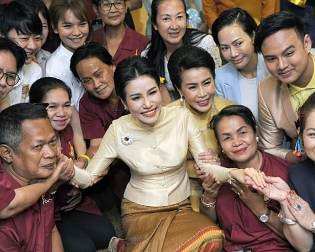 เจ้าคุณพระสินีนาฏฯ ถวายผ้าไตรวัดไตรมิตรฯ ทักทาย-ถ่ายรูปกับประชาชนใกล้ชิด