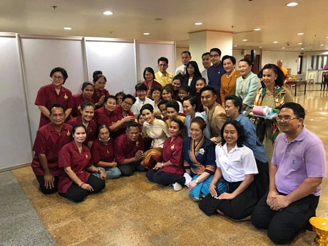 เจ้าคุณพระสินีนาฏฯ ถวายผ้าไตรวัดไตรมิตรฯ ทักทาย-ถ่ายรูปกับประชาชนใกล้ชิด