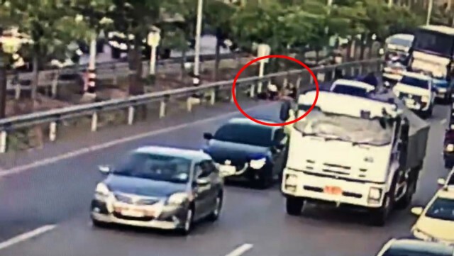โซเชียลล่าเจ้าของ อีซูซุ ชนมอเตอร์ไซด์ล้มก่อนซิ่งหนี ไม่สนใจใยดี