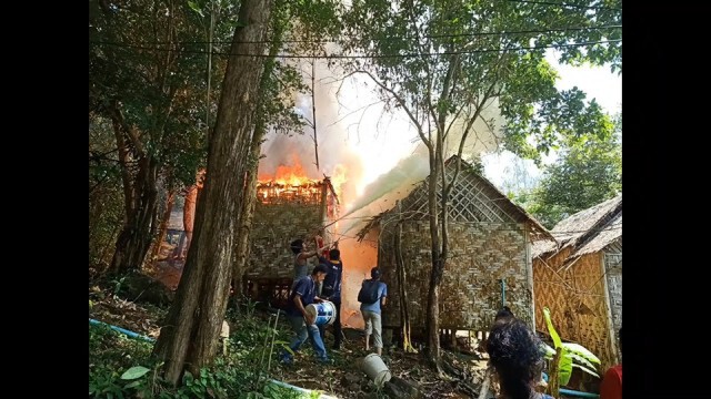 ไฟไหม้บังกะโลบนเกาะพีพี วอด 17 หลัง