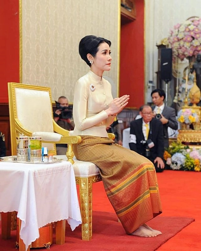 เจ้าคุณพระสินีนาฏฯ ถวายผ้าไตรวัดไตรมิตรฯ ทักทาย-ถ่ายรูปกับประชาชนใกล้ชิด