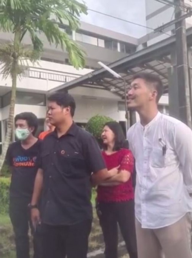 ไม่รอด! "ธนาธร" แอบลงพื้นที่ช่วยหาเสียงที่พังงา โดนชาวบ้านพาลูกหลานตะโกนไล่