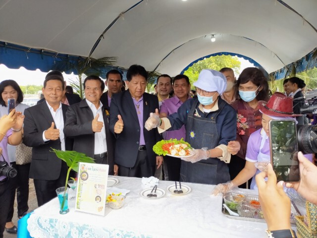 "คุณหญิงกัลยา" จับกุ้งสมาร์ทฟาร์ม ได้ผลดีเยี่ยม