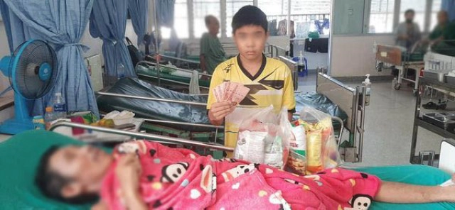 เห็นแล้วจุกอก! ลูกกตัญญู ยอมขาดสอบ นอนเฝ้าพ่อป่วยติดเตียงที่ รพ.