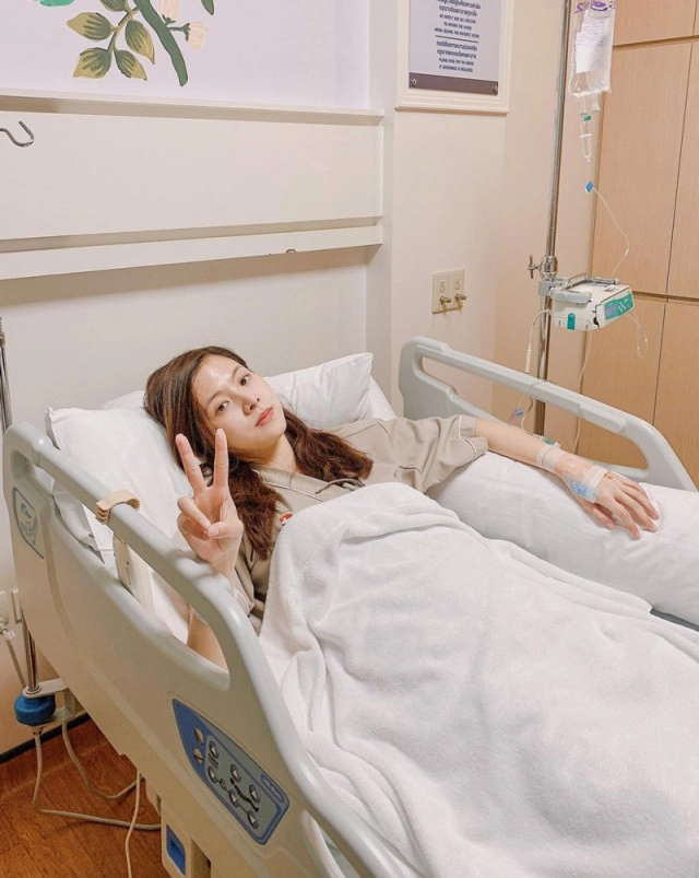 "ใบเฟิร์น" ทรุดกลางกอง นำตัวส่งโรงพยาบาลด่วน เหตุอาหารเป็นพิษ