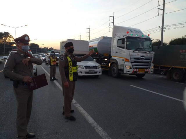 ชน 3 คันรวดบนถนนมิตรภาพ เจ็บ 3 ราย