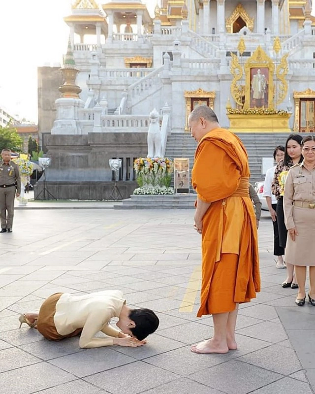 เจ้าคุณพระสินีนาฏฯ ถวายผ้าไตรวัดไตรมิตรฯ ทักทาย-ถ่ายรูปกับประชาชนใกล้ชิด