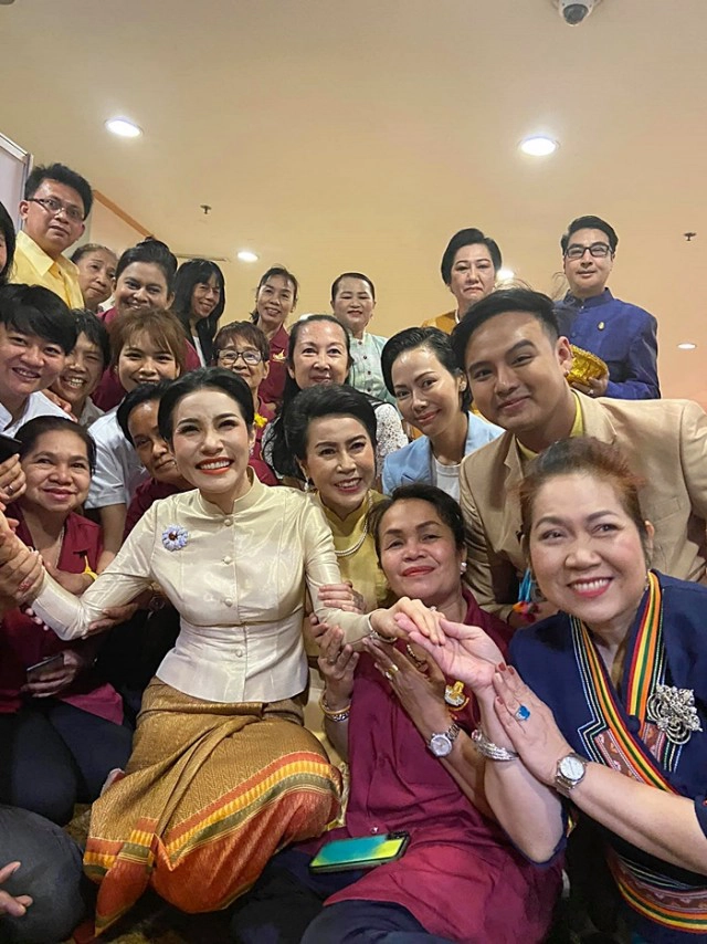 เจ้าคุณพระสินีนาฏฯ ถวายผ้าไตรวัดไตรมิตรฯ ทักทาย-ถ่ายรูปกับประชาชนใกล้ชิด