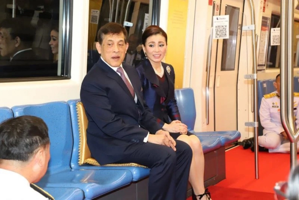 ในหลวง-พระราชินี เปิดรถไฟฟ้าสายเฉลิมรัชมงคล ประทับรถไฟฟ้าพระที่นั่ง