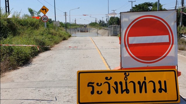 การรถไฟฯส่งทีมช่าง ซ่อมเครื่องสูบน้ำ หลังหนุ่มยกครัวเล่นน้ำประชด