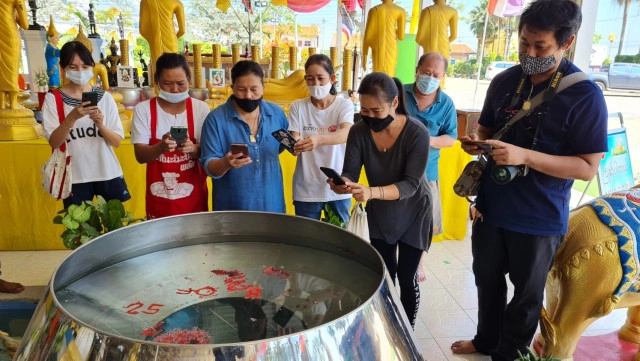 คอหวยแห่ส่องอ่างน้ำมนต์ ขอเลขเด็ดไอ้ไข่วัดดอนใหญ่