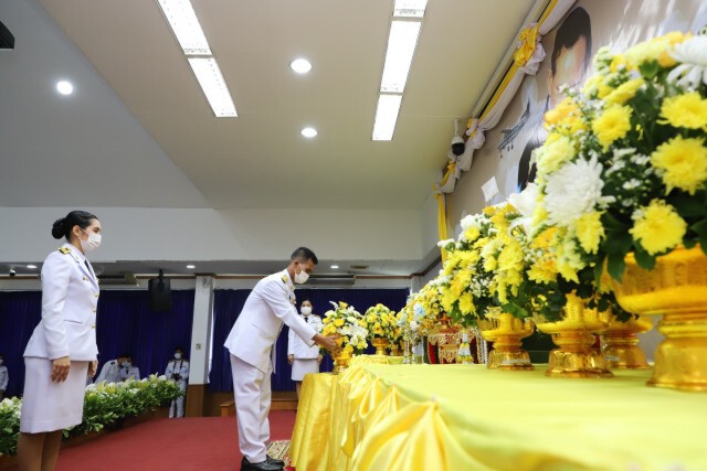 จังหวัดปทุมธานี ประกอบพิธีวางพานพุ่มดอกไม้สด เนื่องใน "วันพระบิดาแห่งฝนหลวง" ประจำปี 2563