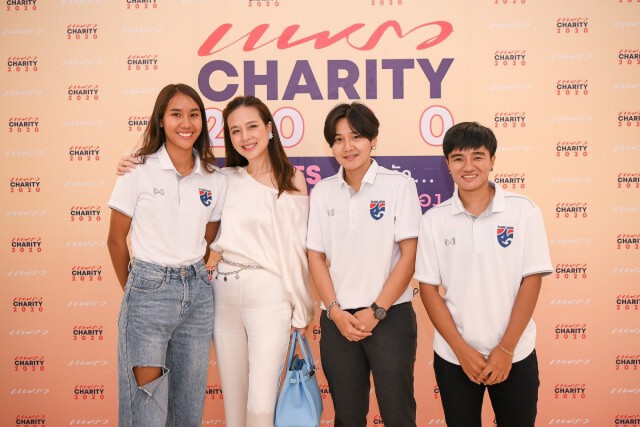 "มาดามแป้ง" ควง แข้ง สิงห์เจ้าท่า - ชบาแก้ว ออกบูธประมูลเสื้อช่วยเหลือสังคม