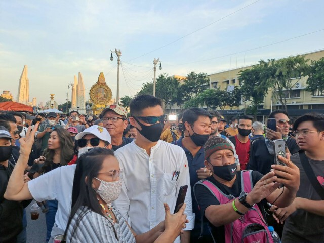 "ธนาธร"​ โผล่ม็อบราษฎร​ ชี้ไม่แก้รธน.ไม่มีทางสงบสุข