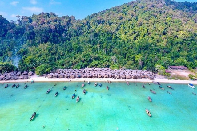 กดลาพักร้อนแล้วไปเที่ยว หมู่บ้านมอแกน ดำน้ำตื้นดูนีโม่ ชมหาดทรายขาวที่"หมู่เกาะสุรินทร์"