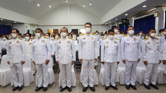 จังหวัดปทุมธานี ประกอบพิธีวางพานพุ่มดอกไม้สด เนื่องใน "วันพระบิดาแห่งฝนหลวง" ประจำปี 2563