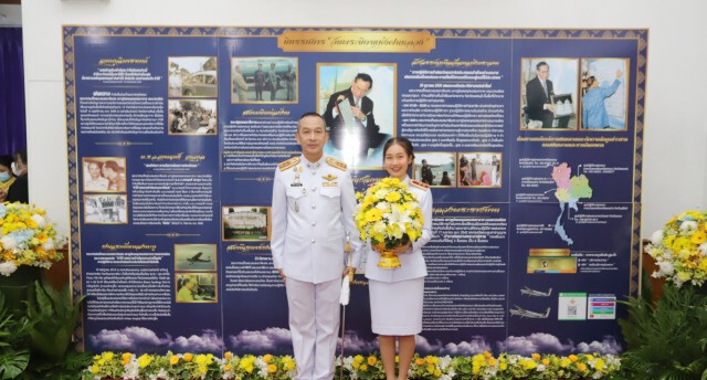 จังหวัดปทุมธานี ประกอบพิธีวางพานพุ่มดอกไม้สด เนื่องใน "วันพระบิดาแห่งฝนหลวง" ประจำปี 2563