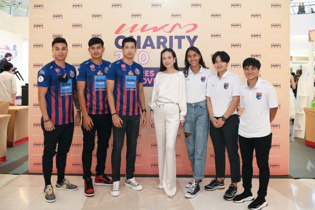 "มาดามแป้ง" ควง แข้ง สิงห์เจ้าท่า - ชบาแก้ว ออกบูธประมูลเสื้อช่วยเหลือสังคม