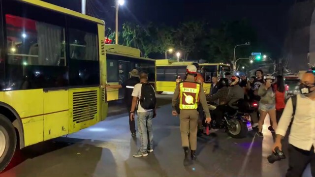 ผวาม็อบ!! ตำรวจซ้อมวางแนวกั้น ปิด"ราชดำเนิน"กลางดึก