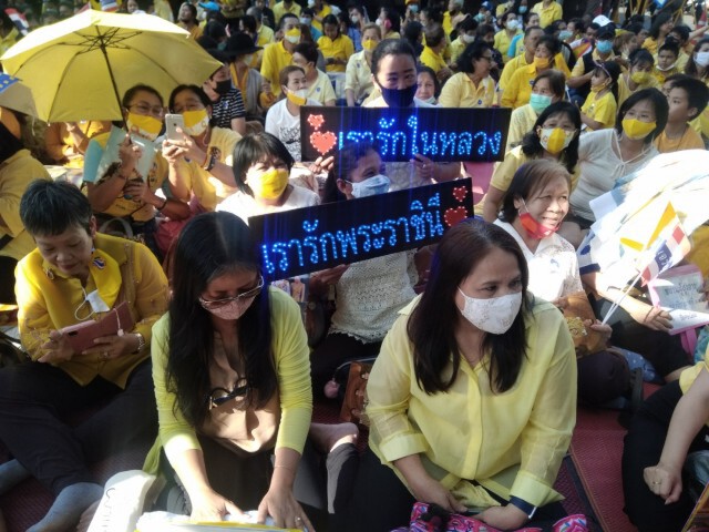 ประชาชนเฝ้ารับเสด็จฯ"ในหลวง-ราชินี"ทรงเปิดรถไฟฟ้าเฉลิมรัชมงคล