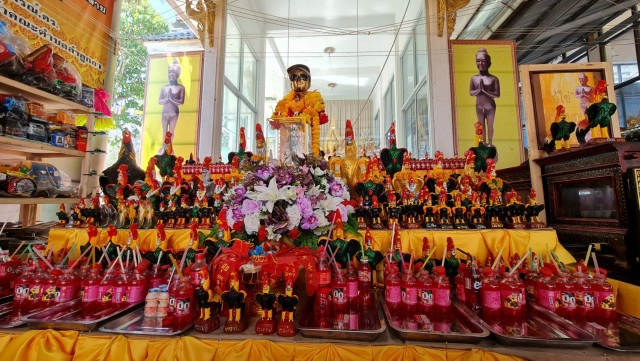 คอหวยแห่ส่องอ่างน้ำมนต์ ขอเลขเด็ดไอ้ไข่วัดดอนใหญ่