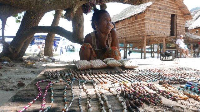 กดลาพักร้อนแล้วไปเที่ยว หมู่บ้านมอแกน ดำน้ำตื้นดูนีโม่ ชมหาดทรายขาวที่"หมู่เกาะสุรินทร์"