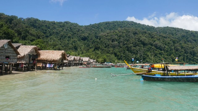 กดลาพักร้อนแล้วไปเที่ยว หมู่บ้านมอแกน ดำน้ำตื้นดูนีโม่ ชมหาดทรายขาวที่"หมู่เกาะสุรินทร์"