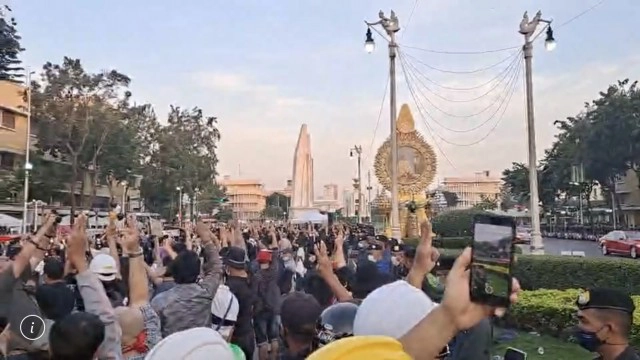 ม็อบหันหลังชู 3 นิ้ว ให้ขบวนเสด็จฯ